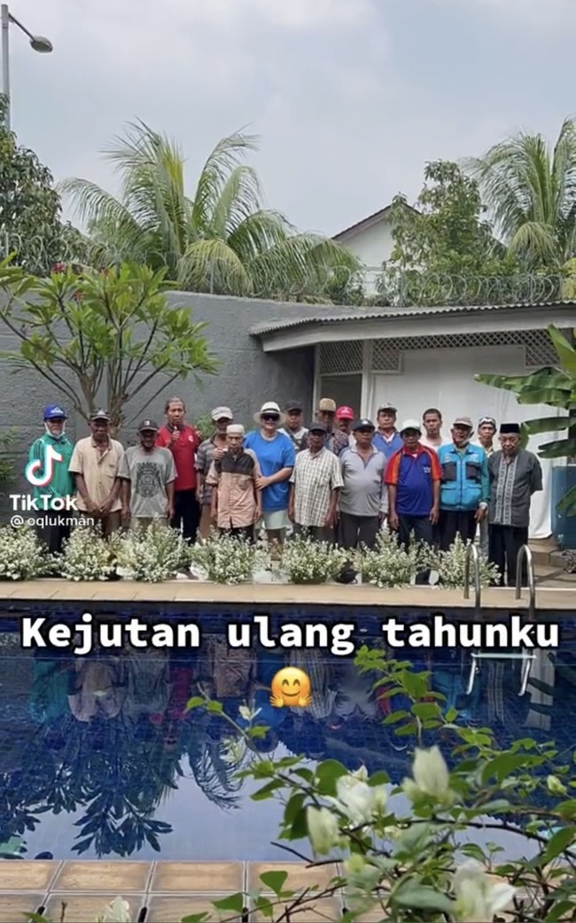 Tepat pada tanggal 25 Agustus 2022 Okky Lukman resmi berusia 38 tahun. Di momen ulang tahunnya itu Okky mendapatkan kejutan dari kedua orangtuanya dengan mendatangkan bapak-bapak tukang becak ke rumahnya. Foto: TikTok/@oqlukman