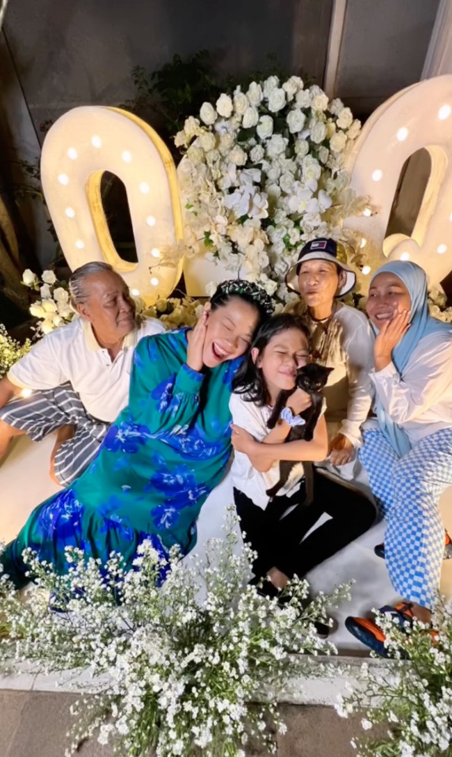 Malam harinya, Okky merayakan perayaan ulang tahunnya itu secara sederhana bersama keluarga. Di keterangan unggahan Instagramnya Okky mengatakan jika memang tidak ada acara perayaan khusus untuk ulang tahunnya. Walaupun demikian ia tetap bersyukur karena masih bisa berkumpul dengan keluarga tercinta. Foto: Instagram/@okidatanglagi