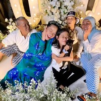 Malam harinya, Okky merayakan perayaan ulang tahunnya itu secara sederhana bersama keluarga. Di keterangan unggahan Instagramnya Okky mengatakan jika memang tidak ada acara perayaan khusus untuk ulang tahunnya. Walaupun demikian ia tetap bersyukur karena masih bisa berkumpul dengan keluarga tercinta. Foto: Instagram/@okidatanglagi