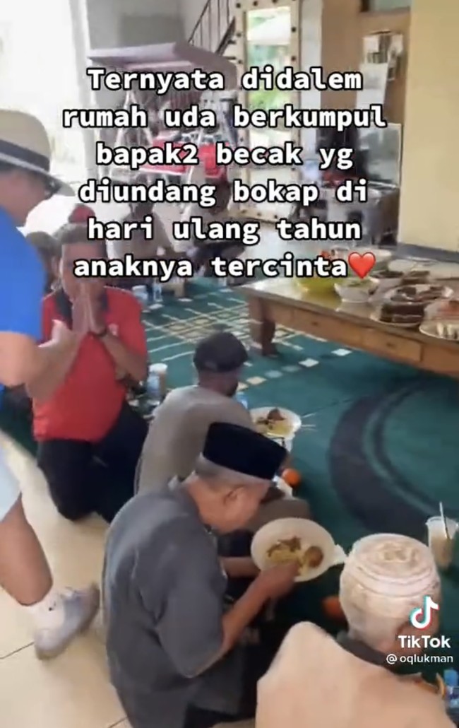 Melalui akun TikTok dan Instagramnya Okky Lukman pun membagikan momen-momen kejutan ulang tahunnya bersama bapak-bapak tukang becak. Terlihat bapak-bapak tukang becak itu sudah berkumpul di dalam rumah Okky Lukman. Foto: TikTok/@oqlukman