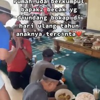 Melalui akun TikTok dan Instagramnya Okky Lukman pun membagikan momen-momen kejutan ulang tahunnya bersama bapak-bapak tukang becak. Terlihat bapak-bapak tukang becak itu sudah berkumpul di dalam rumah Okky Lukman. Foto: TikTok/@oqlukman