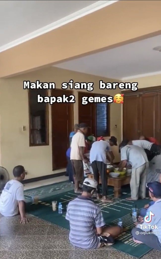 Okky dan bapak-bapak tukang becak yang diundangnya pun makan siang bersama-sama dengan makanan yang sudah disiapkan. Tampak bapak-bapak tukaang becak yang langsung menyerbu untuk mengambil santapan. Foto: TikTok/@oqlukman