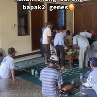 Okky dan bapak-bapak tukang becak yang diundangnya pun makan siang bersama-sama dengan makanan yang sudah disiapkan. Tampak bapak-bapak tukaang becak yang langsung menyerbu untuk mengambil santapan. Foto: TikTok/@oqlukman
