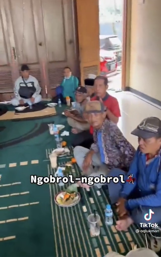 Sambil menikmati hidangan bersama, Okky Lukman dan tamu-tamu undangannya itu pun berbincang-bincang. Momen berharga, tulis Okky dalam keterangan unggahan di Instagramnya menggunakan bahasa Inggris. Foto: TikTok/@oqlukman