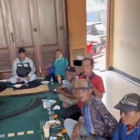 Sambil menikmati hidangan bersama, Okky Lukman dan tamu-tamu undangannya itu pun berbincang-bincang. Momen berharga, tulis Okky dalam keterangan unggahan di Instagramnya menggunakan bahasa Inggris. Foto: TikTok/@oqlukman