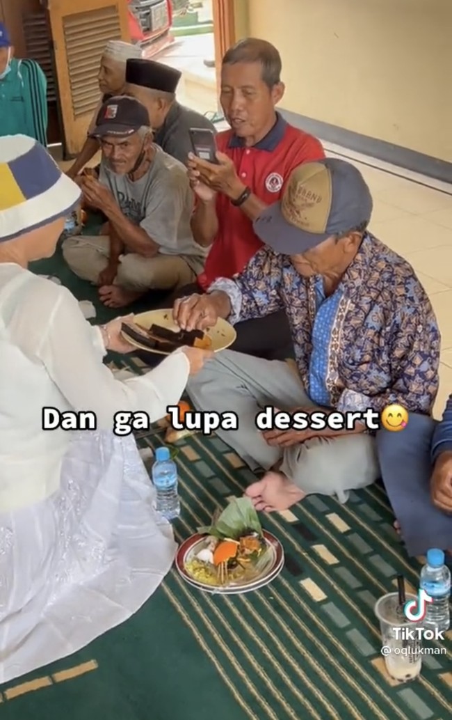 Tak lupa makanan penutup juga dibagikan kepada para tamu undangan di ultah ke-38 Okky Lukman. Terlihat jika para tamunya itu tampak senang dan bahagia diundang untuk makan-makan bersama di acara ulang tahun Okky Lukman. Foto: TikTok/@oqlukman