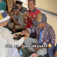 Tak lupa makanan penutup juga dibagikan kepada para tamu undangan di ultah ke-38 Okky Lukman. Terlihat jika para tamunya itu tampak senang dan bahagia diundang untuk makan-makan bersama di acara ulang tahun Okky Lukman. Foto: TikTok/@oqlukman