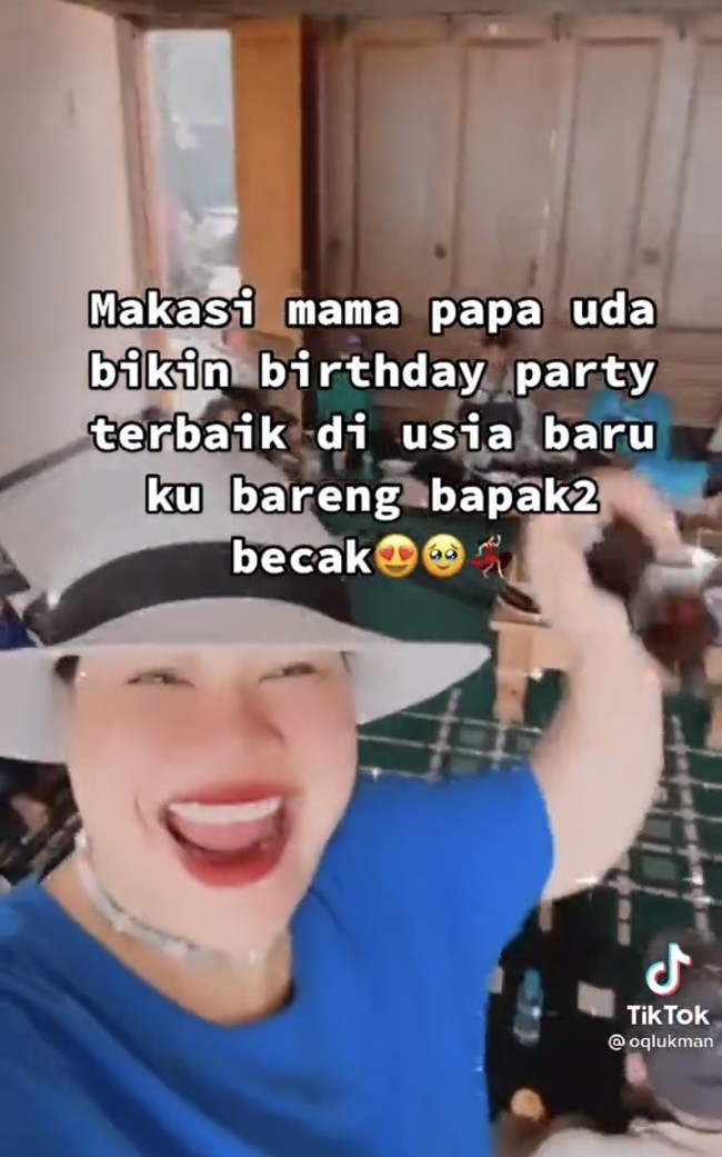 Rupanya orangtua Okky Lukman lah yang mengundang bapak-bapak tukang becak untuk memberikan kejutan kepada dirinya. Okky sendiri menyebut jika kejutannya itu adalah yang terbaik di momen usia barunya. Foto: TikTok/@oqlukman
