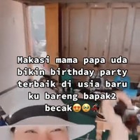Rupanya orangtua Okky Lukman lah yang mengundang bapak-bapak tukang becak untuk memberikan kejutan kepada dirinya. Okky sendiri menyebut jika kejutannya itu adalah yang terbaik di momen usia barunya. Foto: TikTok/@oqlukman