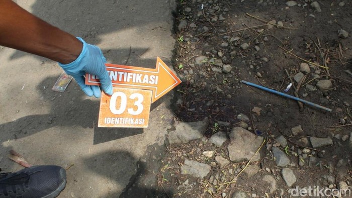 Olah TKP di tempat korban W tergeletak.