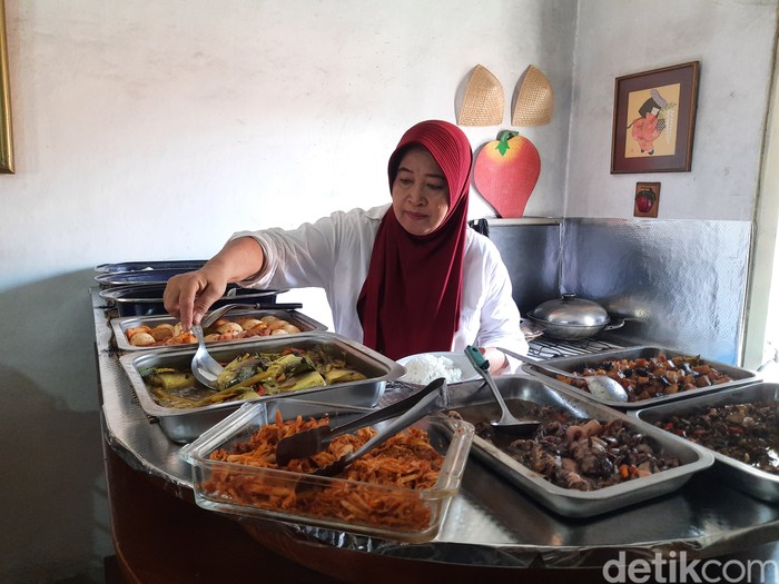 rumah makan omah kenangan milik keponakan Haryati, istri Soekarno