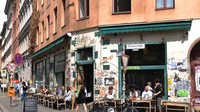 Peringkat 9 adalahOranienstrasse, Berlin. Jalan di lingkungan Kreuzberg yang modis ini terkenal dengan restoran Turkinya. Foto: Schöning/ullstein bild/Getty Images