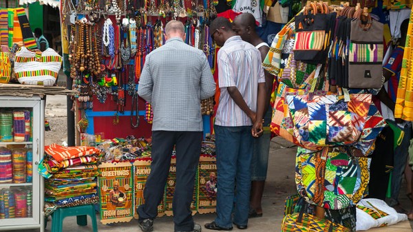 Peringkat ke-19 adalah Oxford Street di Accra. Perpaduan antara restoran dan klub malam sangat cocok di sini. Foto: Peter Treanor/Alamy Stock Photo