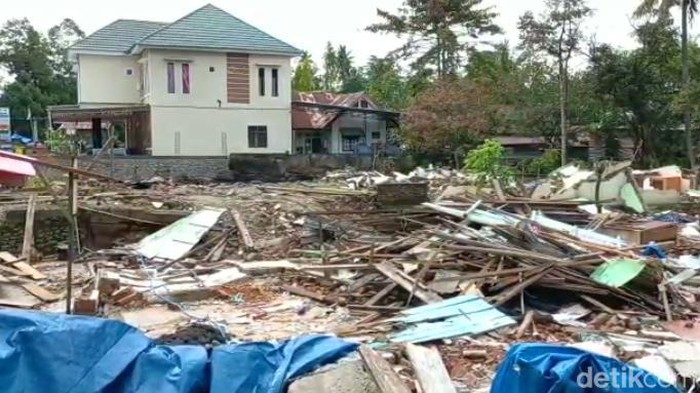 Warga Palopo Bangun Tenda di Lokasi Bekas Eksekusi Lahan Usai Rumah Digusur