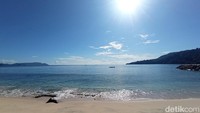 Karakter dari pantai ini sedikit berkarang di area subtidal (pasang surut). Jadi traveler harus sedikit berhati-hati, ya. (bonauli/detikcom)