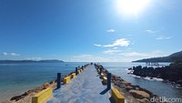 Pantai ini juga memiliki dermaga tempat pengunjung naik kapal untuk berkeliling ke tengah lautan. (bonauli/detikcom)