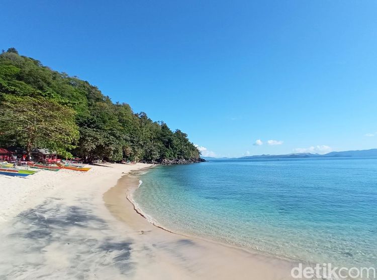 Pulisan: Pantai Pasirnya Putih, Airnya Sebening Kaca
