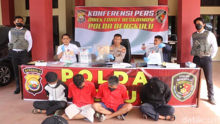 Para tersangka salah satunya penjual chip Higgs Domino yang diekspos Polda Bengkulu.