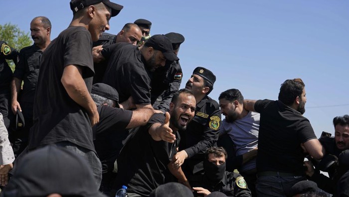 Iraqi security forces prevent protesters from entering the Federal Court during a demonstration in Baghdad, Iraq, Monday, Aug. 29, 2022. (AP Photo/Hadi Mizban)