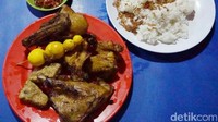 Tak kalah enak, inilah pecel ayam legendaris di Pasar Baru buatan Nasi Uduk Kota Intan. Kelezatannya ada pada campuran dua jenis sambal yaitu kacang dan terasi dengan guyuran kecap manis. Warung pecel ini buka mulai pukul 17.00. Foto: detikfood