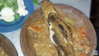 Tak pernah sepi pembeli, inilah Pecel Ayam Lele Lamongan 35 di Jalan Bendungan Hilir Nomor 6, Jakarta Pusat. Menu nasi uduk plus pecel lele sekitar Rp 19 ribu saja. Sambal dan minuman teh bisa tambah sepuasnya! Foto: YouTube Street Foods Village