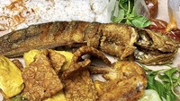 Pecel Lele Prapatan Srengseng juga jadi incaran. Lokasinya di Jalan Meruya Ilir Raya Nomor 50, Jakarta Barat. Seporsi pecel lele goreng disajikan dengan taburan bawang goreng yang gurih renyah. Ilustrasi: Instagram widyhartono