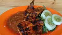 Pecel Lele Gondrong berlokasi dekat Mall Taman Anggrek, tepatnya di area kantin karyawan. Menu di sini ada ayam goreng, lele goreng, ati ampela, dan tahu tempe. Pendampingnya, sambal setan yang pedasnya nendang! Foto: Instagram pecellelegondrong