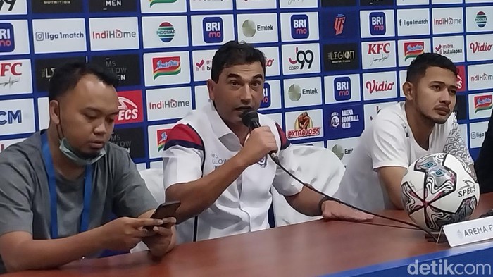 Pelatih Arema FC Eduardo Almeida menanggapi desakan mundur dirinya
