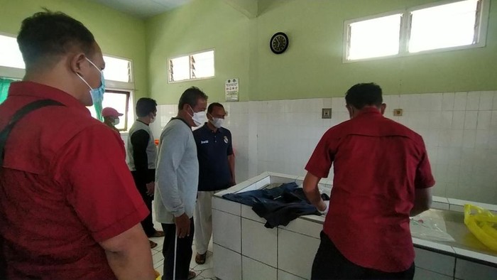 Tim medis saat memeriksa pakaian milik Gusti Agung Mirah Lestari di kamar jenazah RSU Jembrana beberapa waktu lalu
