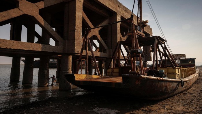 Penampakan Mengerikan Danau Terbesar di China Kering Kerontang Kekeringan imbas perubahan iklim yang terjadi di daratan China makin meluas. Bahkan, Danau Poyang kini kering kerontang.