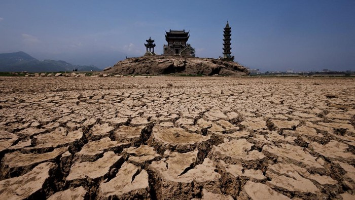 Penampakan Mengerikan Danau Terbesar di China Kering Kerontang Kekeringan imbas perubahan iklim yang terjadi di daratan China makin meluas. Bahkan, Danau Poyang kini kering kerontang.