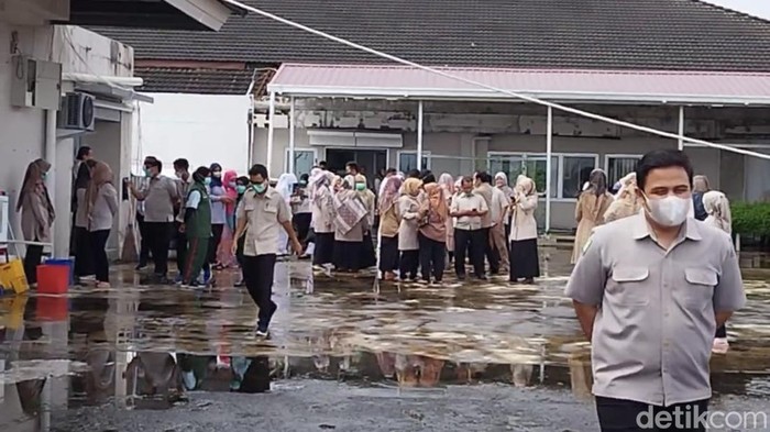 Pengunjung dan pasien RS Dokter Muhammad Djamil Padang berhamburan ke luar saat gempa. Pengunjung dan pasien RS Dokter Muhammad Djamil Padang berhamburan ke luar saat gempa.