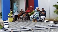 Selama beberapa menit usai gempa, pengunjung dan pasien belum berani masuk ke gedung RS karena takut adanya gempa susulan. Mereka memilih bertahan di luar. (Foto: Jeka Kampai/detikSumut)