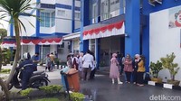 Para tenaga medis dan pasien terpaksa lari ke luar gedung rumah sakit karena guncangan gempa yang dirasakan cukup kencang. (Foto: Jeka Kampai/detikSumut)