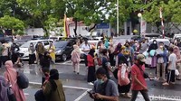 Para pengunjung dan pasien RSUP Dr. M Djamil Padang berhamburan ke luar gedung rumah sakit saat gempa mengguncang. Gempa berkuatan M 6,4 itu terjadi di Kepulauan Mentawai, pagi tadi. (Foto: Jeka Kampai/detikSumut)