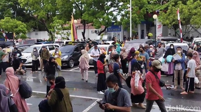 Pengunjung dan pasien RS Dokter Muhammad Djamil Padang berhamburan ke luar saat gempa. Pengunjung dan pasien RS Dokter Muhammad Djamil Padang berhamburan ke luar saat gempa.