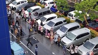Kepanikan warga dan pasien ini berlangsung beberapa menit. Selain berhamburan ke halaman gedung rumah sakit, banyak juga warga yang justru lari ke atas. (Foto: Jeka Kampai/detikSumut)