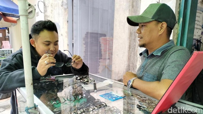 Penjual kacamata di Jalan ABC.