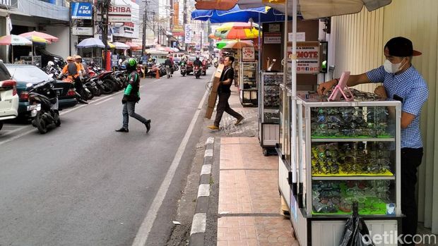 Penjual kacamata di Jalan ABC.