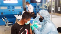 Syarat peserta vaksinasi gratis di stasiun dan klinik KAI bagi pelanggan yaitu harus berusia minimal 18 tahun, membawa KTP, serta memiliki kode booking KA Jarak Jauh yang sudah lunas dibayarkan.