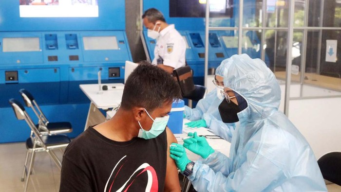 PT Kereta Api Indonesia menyelenggarakan vaksinasi gratis di sejumlah stasiun dan klinik KAI. Hal ini terkait aturan penumpang kereta wajib booster.