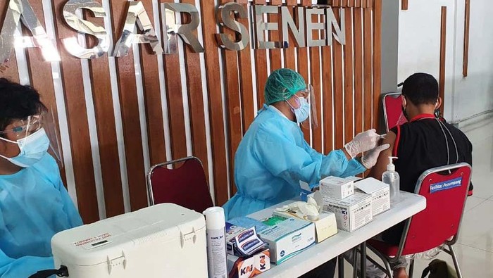 PT Kereta Api Indonesia menyelenggarakan vaksinasi gratis di sejumlah stasiun dan klinik KAI. Hal ini terkait aturan penumpang kereta wajib booster.