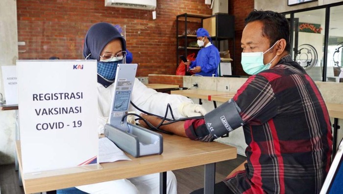 PT Kereta Api Indonesia menyelenggarakan vaksinasi gratis di sejumlah stasiun dan klinik KAI. Hal ini terkait aturan penumpang kereta wajib booster.