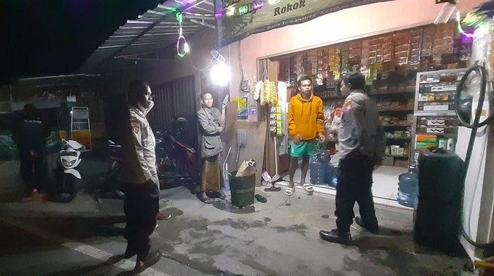 Polisi saat mendatangi lokasi pemerasan dengan modus menodongkan pistol.