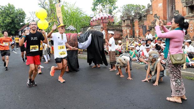 Peserta Maybank Marathon mendapatkan suntikan semangat dari warga lokal.