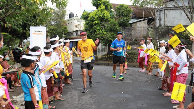 Peserta Maybank Marathon mendapatkan suntikan semangat dari warga lokal.
