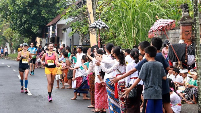 Peserta Maybank Marathon mendapatkan suntikan semangat dari warga lokal.