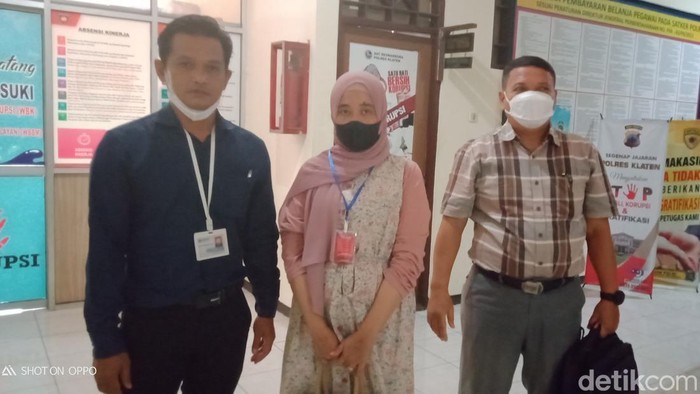 Peserta seleksi perangkat desa di Desa Kenaiban, Kecamatan Juwiring, mendatangi Polres Klaten, Senin (29/8/2022).