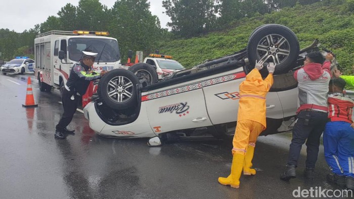 Petugas mengevakuasi mobil Fortuner yang terbalik di tol Pekanbaru-Dumai.