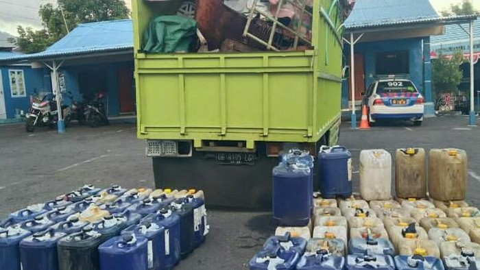 Polisi menyita truk yang mengangkut 2.000 liter minyak tanah selundupan di Bitung.
